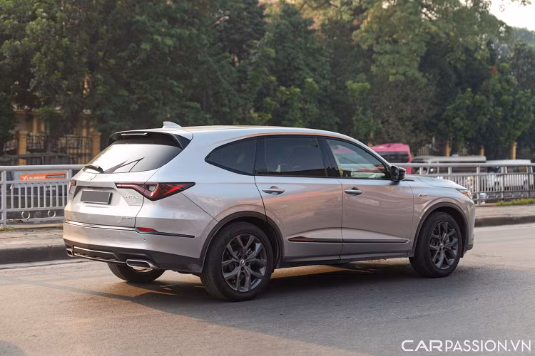 Acura MDX 2022 mới có phong cách thiết kế tương tự TLX 2021. Phần đầu xe nổi bật với lưới tản nhiệt ngũ giác cỡ lớn, tạo hình như một viên kim cương cỡ lớn, kết hợp hài hoà với hệ thống đèn pha JewelEye LED thanh mảnh đặc trưng của thương hiệu Acura.