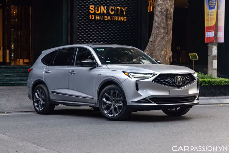 Theo như tìm hiểu, đây là chiếc Acura MDX 2022 mới thứ hai được đưa về Việt nam nhưng là chiếc đầu tiên thuộc phiên bản A-Spec với nhiều chi tiết khác biệt so với phiên bản thông thường. Cả hai chiếc Acura MDX tại Việt Nam thông qua một doanh nghiệp nhập khẩu tư nhân.