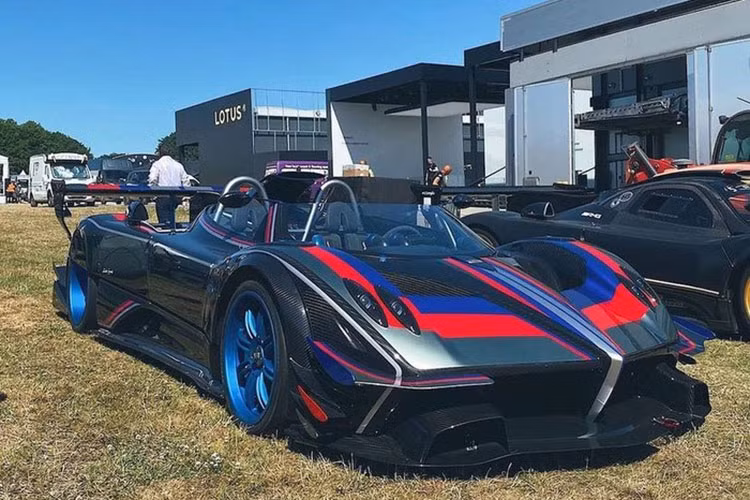 Mức giá xe Pagani Zonda Revo Barchetta vẫn là một ẩn số, xe được trang bị động cơ V12 6.0 lít hút khí tự nhiên, sản sinh công suất lên tới 791 mã lực và mô-men xoắn đạt 730 Nm. Động cơ này được kết hợp với hộp số tuần tự 6 cấp Xtrac và hệ dẫn động cầu sau.