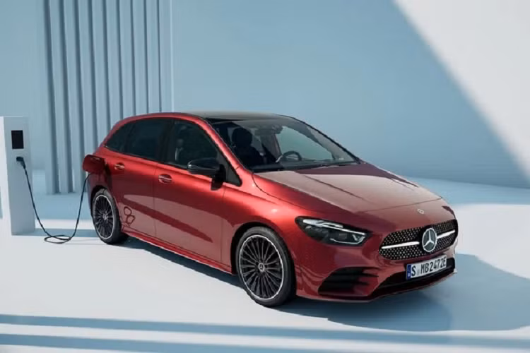 Các nhà thiết kế của Mercedes-Benz đã tiến hành nâng cấp phần đầu của B-Class với cản trước cùng lưới tản nhiệt mới. Các điều chỉnh giúp cho Mercedes-Benz B-Class 2023 mới có diện mạo năng động hơn. Ngoài ra, đèn pha LED mới cũng là tùy chọn mới.