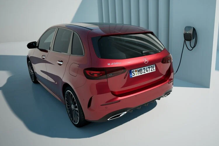 Mercedes-Benz B-Class 2023 cũng được nâng cấp Gói hỗ trợ lái Driver Assistance Package, bao gồm các tính năng Hỗ trợ giữ làn đường, Kiểm soát vô lăng chủ động và tùy chọn Hỗ trợ kéo rơ-moóc.