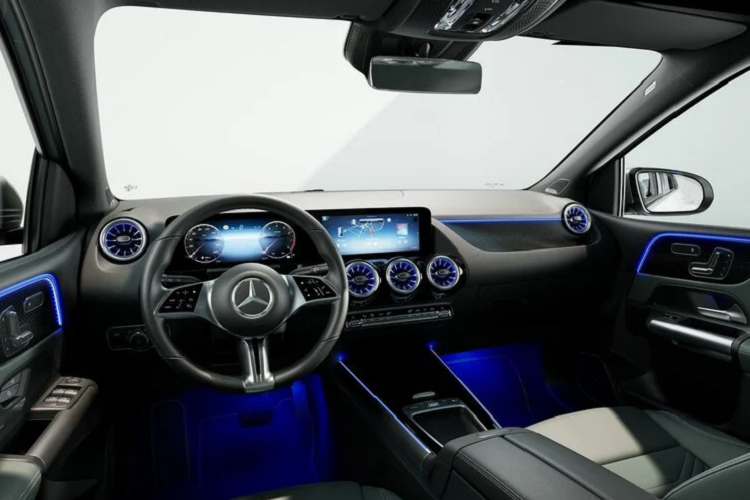 Khoang lái Mercedes-Benz B-Class 2023 nổi bật với cụm đồng hồ lái kỹ thuật số 7 inch, cùng với màn hình thông tin giải trí 10,25 inch được trang bị tiêu chuẩn. Khách hàng cũng có thể nâng cấp đồng hồ lái kỹ thuật số 10,25 inch nếu muốn. Ngoài ra, cụm vô lăng đáy phẳng D-cut cũng mang đến phong cách thể thao cho nội thất B-Class 2023, trong khi cụm điều khiển trung tâm hàng ghế trước đã được lược bỏ.
