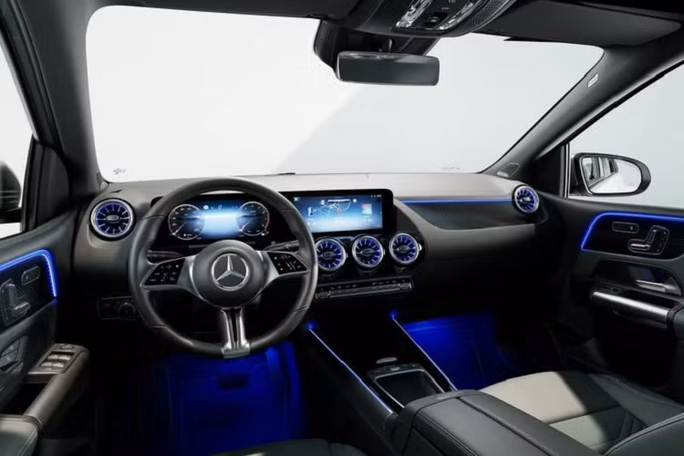 Khoang lái Mercedes-Benz B-Class 2023 nổi bật với cụm đồng hồ lái kỹ thuật số 7 inch, cùng với màn hình thông tin giải trí 10,25 inch được trang bị tiêu chuẩn. Khách hàng cũng có thể nâng cấp đồng hồ lái kỹ thuật số 10,25 inch nếu muốn. Ngoài ra, cụm vô lăng đáy phẳng D-cut cũng mang đến phong cách thể thao cho nội thất B-Class 2023, trong khi cụm điều khiển trung tâm hàng ghế trước đã được lược bỏ.