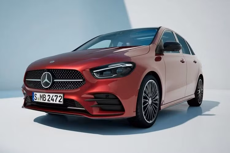 Về trang bị vận hành, tất cả phiên bản xăng Mercedes-Benz B-Class 2023 đều được điện khí hóa, với việc tích hợp hệ thống mild-hybrid 48V kết hợp với máy phát khởi động bằng dây đai. Tùy theo thị trường mà B-Class sẽ được cung cấp với các phiên bản B 250 e, B180, B200, B220 4Matic, B 250 4Matic, B 180 d, B 200 d và B 220 d.