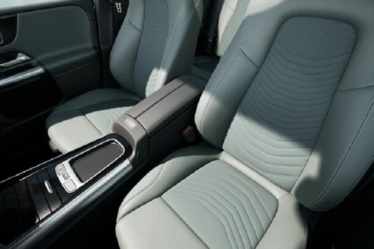 Thay thế là hệ thống MBUX tích hợp cảm biến vân tay, trợ lý giọng nói Hey Mercedes, và giao diện điều khiển 3 chế độ Classic, Sport và Discreet. Hàng xe Đức cũng điều chỉnh các chất liệu nội thất thân thiện hơn với môi trường, bao gồm cả ghế ngồi comfort seats với phần trung tâm sử dụng từ 100% vật liệu tái chế.