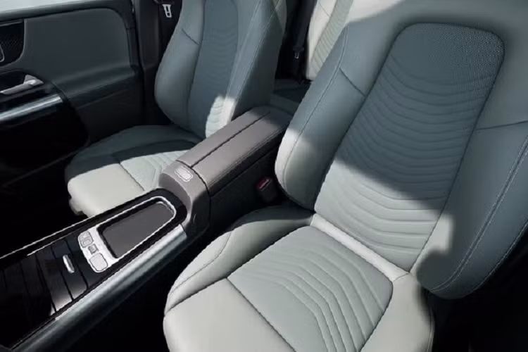 Thay thế là hệ thống MBUX tích hợp cảm biến vân tay, trợ lý giọng nói Hey Mercedes, và giao diện điều khiển 3 chế độ Classic, Sport và Discreet. Hàng xe Đức cũng điều chỉnh các chất liệu nội thất thân thiện hơn với môi trường, bao gồm cả ghế ngồi comfort seats với phần trung tâm sử dụng từ 100% vật liệu tái chế.