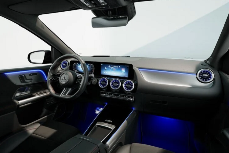 Ngoài phần đầu, phía đuôi xe sedan Mercedes-Benz B-Class 2023 cũng được thiết kế đèn hậu LED hai phần mới, cùng với cánh lướt gió mới được đính kèm trên cao, ngay trên cửa hậu. La-zăng cũng được thiết kế lại và có thêm tùy chọn kích thước 19 inch.