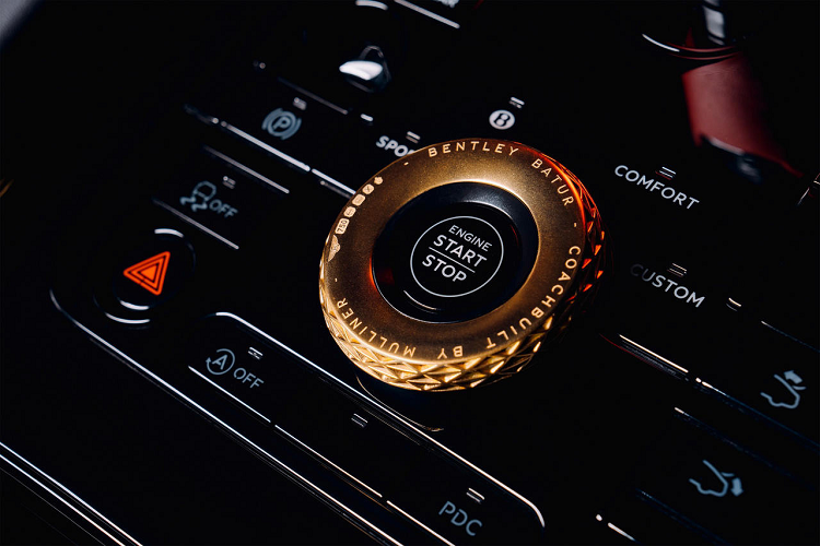 Ghế ngồi trên Batur có thể được làm bằng da từ Scolland hoặc Italia, cũng có thể là sợi tổng hợp tự nhiên, da lộn, hoặc sợi tái chế. Với những khách hàng yêu thích sự xa sỉ đến mức “cực đoan”, Bentley cung cấp cho họ cả tùy chọn trang trí nội thất bằng titan hoặc vàng 18K.