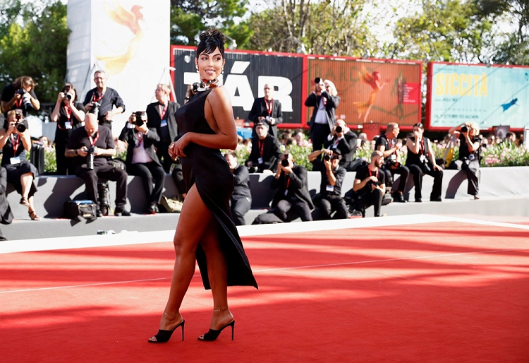 Ban gai Ronaldo khoe lung tren tham do-Hinh-3