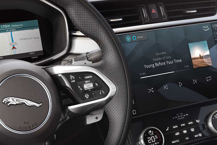 Cụ thể, thiết kế ngoại thất của cả Jaguar F-Pace 300 Sport và 400 Sport đều giống hệt nhau. Màu sơn xám kim loại thể hiện rõ mức độ hoàn thiện cao cấp của chiếc SUV được Jaguar đặt những chiếc tên riêng rất mỹ miều, như: Carpathian Grey và Charente Grey. Cả hai tuỳ chọn màu sắc ngoại thất này đều đi kèm theo gói ngoại thất Black Pack, với những ô cửa kính nhuộm tối màu để đảm bảo sự riêng tư cho hành khách hay đường ray màu đen bóng trên nóc.