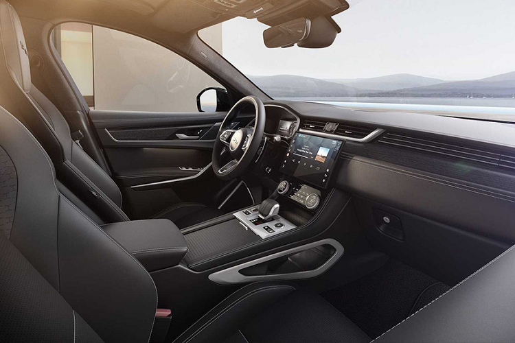 Tùy chọn động cơ này cũng sẵn có cho các phiên bản R-Dynamic SE và HSE và dành cho những khách hàng mong muốn sở hữu nhiều sức mạnh hơn so với phiên bản F-Pace tiêu chuẩn, nhưng chưa sẵn sàng chi tiêu số tiền tương đương như phiên bản cao cấp nhất. Ngoài bổ sung trang bị động cơ, bộ đôi F-Pace 300 Sport và 400 Sport mới sẽ không sở hữu hệ thống treo khác biệt so với phiên bản tiêu chuẩn.