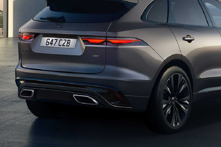 Dàn chân của bộ đôi F-Pace 300 Sport và 400 Sport sở hữu bộ la-zăng tiêu chuẩn 21 inch mã 5105, thiết kế bông hoa năm cánh điệu đà rất mềm mại, uyển chuyển trên nền chất liệu hợp kim tối màu tone chrome khói.