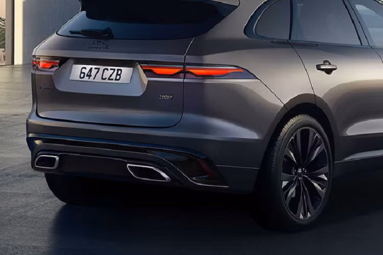 Dàn chân của bộ đôi F-Pace 300 Sport và 400 Sport sở hữu bộ la-zăng tiêu chuẩn 21 inch mã 5105, thiết kế bông hoa năm cánh điệu đà rất mềm mại, uyển chuyển trên nền chất liệu hợp kim tối màu tone chrome khói.