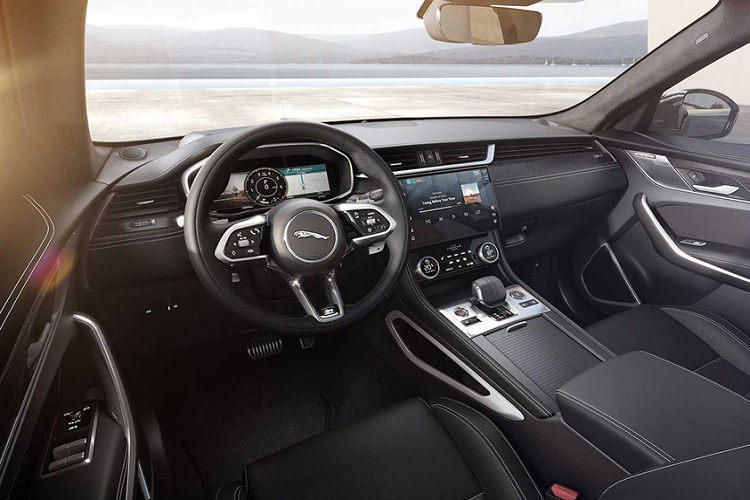 Về thiết kế - đúng như tên gọi, cả hai phiên bản 300 Sport và 400 Sport mới đều tập trung vào phần ngoại thất mang đậm tính thể thao, không hề kém cạnh so với phiên bản SVR trang bị khối động cơ V8 cao cấp nhất của dòng F-Pace.