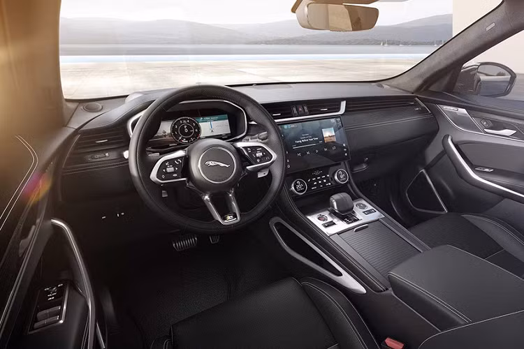 Về thiết kế - đúng như tên gọi, cả hai phiên bản 300 Sport và 400 Sport mới đều tập trung vào phần ngoại thất mang đậm tính thể thao, không hề kém cạnh so với phiên bản SVR trang bị khối động cơ V8 cao cấp nhất của dòng F-Pace.