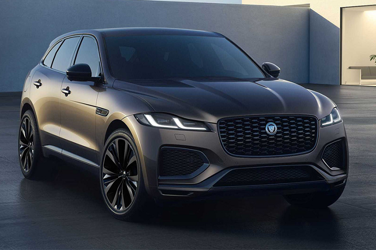 Về giá xe Jaguar F-Pace 300 Sport với khối động cơ dầu Igenium 3.0 L được niêm yết ở mức 62.250 bảng Anh (tương đương 80.979 USD - 1,86 tỷ đồng). Trong khi đó, một chiếc Jaguar F-Pace 400 Sport sở hữu máy xăng Igenium 3.0 L sẽ tiêu tốn của tân chủ nhân 68.520 bảng Anh (tương đương 89.135 USD, hoặc 2,04 tỷ đồng). Tuy nhiên ngoài thị trường quê hương Anh Quốc, chưa rõ khi nào bộ đôi Jaguar F-Pace 300 Sport và 400 Sport mới cập bến thị trường Mỹ.