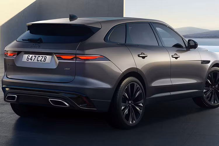 Trong khi đó, Jaguar F-Pace 300 Sport 2022 mới được trang bị khối động cơ dầu 6 xilanh thẳng hàng Ingenium 3.0 L tăng áp tuần tự, đi kèm công nghệ lai điện MHEV tiên tiến, giúp tạo ra sức mạnh 296 mã lực và mô-men xoắn đáng kinh ngạc lên tới mức 650 Nm.
