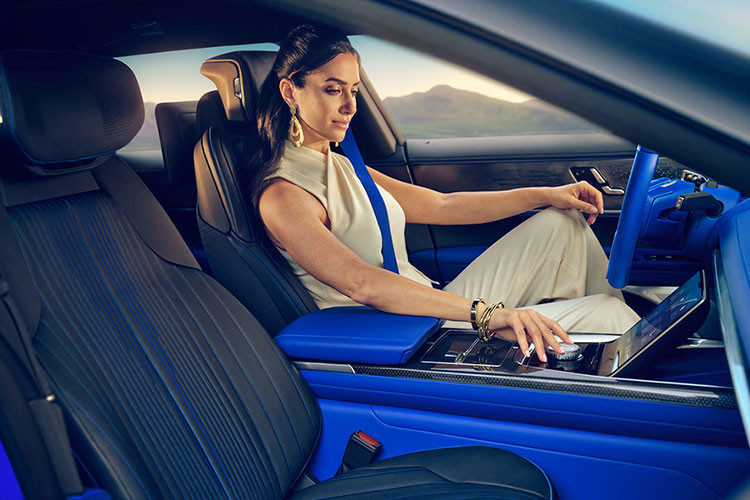 Cadillac Celestiq được giới thiệu là một trong những mẫu xe siêu sang thuần điện mạnh mẽ nhất thế giới. Xe sử dụng hệ dẫn động bốn bánh toàn thời gian với 2 mô tơ điện, tạo ra tổng công suất 600 mã lực và mô-men xoắn 868 Nm. Với sức mạnh này, xe có thể tăng tốc 0-96 km chỉ trong 3,8 giây.