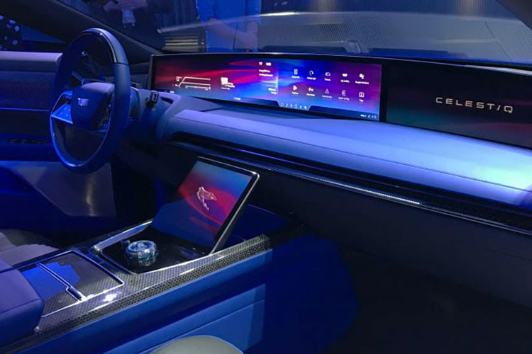 Sau cùng, logo nữ thần cũng xuất hiện khi xe sạc, sẽ là tín hiệu trực quan khi bắt đầu và kết thúc quá trình sạc. Bên trong, nữ thần Cadillac được tìm thấy trên bộ điều khiển thông tin giải trí. Nó cũng được bọc trong kính và đứng như một phần trung tâm có đèn nền của nội thất vẫn thẳng đứng.