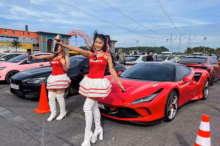 Bên cạnh những xe phổ thông quen thuộc, còn có sự góp mặt của những cái tên thuộc hàng độc và khá hiếm trên thị trường như: Nissan 180SX, Honda Civic EF, Nissan 370Z, Toyota Supra và những mẫu xe độ chuyên để drift có mặt để biểu diễn trong show.