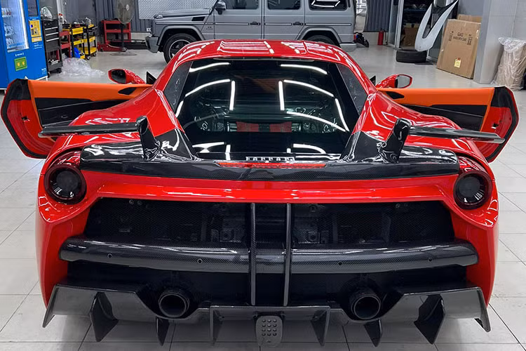 Đây là chiếc Ferrari 488 GTB đời 2015. Điểm đặc biệt của chiếc siêu xe Ferrari 488 GTB này chính là trải qua khá nhiều đời chủ và 2 bản độ khác nhau, hiện số đồng hồ công tơ mét của xe đang dừng ở con số trên 46.000 km, như thông tin của người rao bán cho biết.