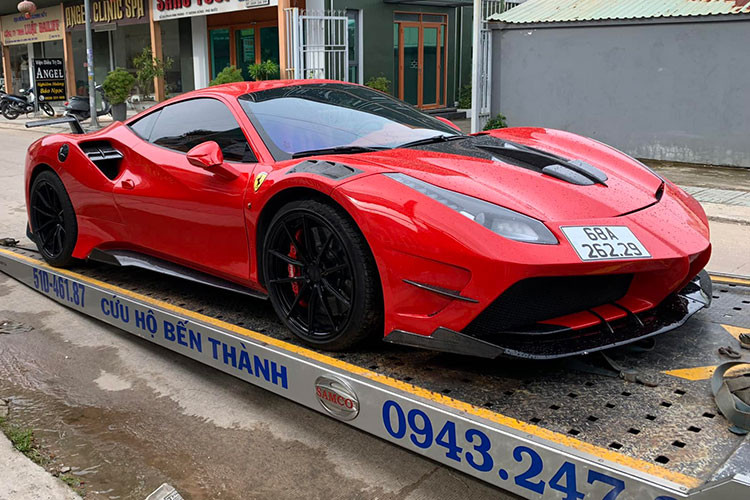 Nguyên bản, chiếc Ferrari 488 GTB này được nâng cấp gói độ SVR và sơn màu đỏ tươi Rosso Corsa. Sau khi về tay đại gia Sài Gòn một thời gian, xe đã độ lại bodykit của hãng độ Misha Designs và sơn lại bằng màu xám nhám. Các chi tiết trong gói độ này gồm cản trước, cản sau, líp sườn, ốp hốc gió sườn, nắp capo và phần lớn làm bằng chất liệu carbon.