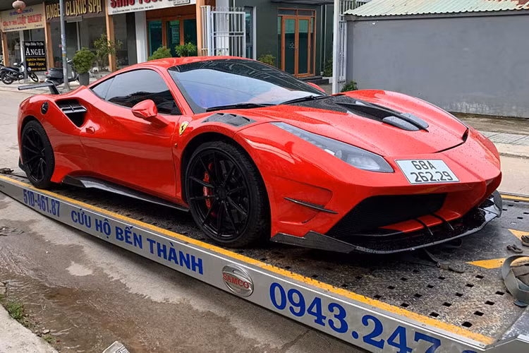 Nguyên bản, chiếc Ferrari 488 GTB này được nâng cấp gói độ SVR và sơn màu đỏ tươi Rosso Corsa. Sau khi về tay đại gia Sài Gòn một thời gian, xe đã độ lại bodykit của hãng độ Misha Designs và sơn lại bằng màu xám nhám. Các chi tiết trong gói độ này gồm cản trước, cản sau, líp sườn, ốp hốc gió sườn, nắp capo và phần lớn làm bằng chất liệu carbon.