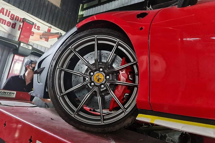 Chưa hết, ngoại thất chiếc siêu xe Ferrari 488 GTB ngoài màu đỏ hiếu chiến còn có vô số chi tiết carbon nằm trong gói độ body kit Misha Design hay bộ mâm độ sơn đen bóng. Nội thất xe cũng bọc màu da mới là cam, trước đó chỉ 1 năm, xe đã bọc da Alcantara màu xanh lá.