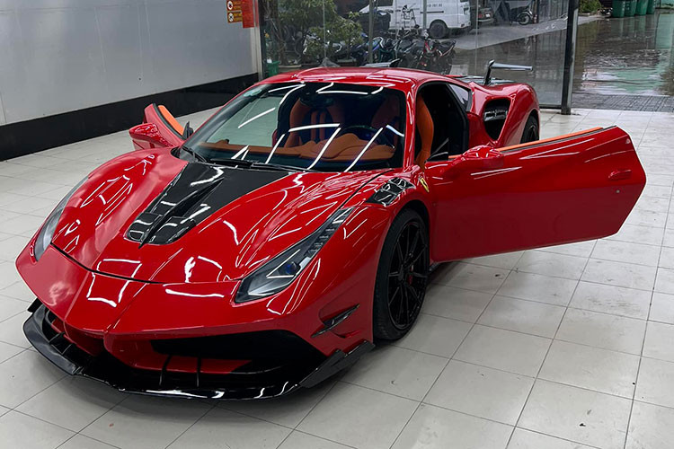 Chiếc Ferrari 488 GTB độ Misha Design sau khi về tay đại gia Kiên Giang được cho đã sơn lại màu mới và bọc lại nội thất dù đã “lột xác” 2 lần trước đó. Biển số TP.HCM trước đó của xe cũng đã được đổi sang biển số 68 Kiên Giang. Tuy nhiên, mới đấy nó bất ngờ được chào bán trên sàn xe cũ khiến nhiều dân chơi bất ngờ.
