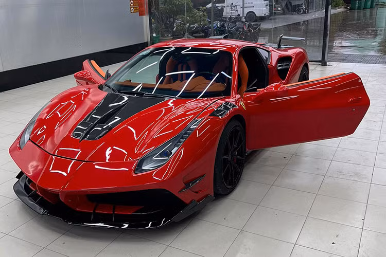 Chiếc Ferrari 488 GTB độ Misha Design sau khi về tay đại gia Kiên Giang được cho đã sơn lại màu mới và bọc lại nội thất dù đã “lột xác” 2 lần trước đó. Biển số TP.HCM trước đó của xe cũng đã được đổi sang biển số 68 Kiên Giang. Tuy nhiên, mới đấy nó bất ngờ được chào bán trên sàn xe cũ khiến nhiều dân chơi bất ngờ.