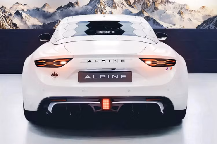 Động cơ điện cho công suất 239 mã lực, mô-men xoắn tối đa 300 Nm, thấp hơn bản chạy xăng (288 mã lực, 320 Nm). Tốc độ tối đa của xe ở mức 250 km/h. Phạm vi di chuyển của A110 E-Ternite được công bố là 420 km. Hiện mẫu xe điện Alpine A110 E-Ternite vẫn chưa được công bố chính thức.