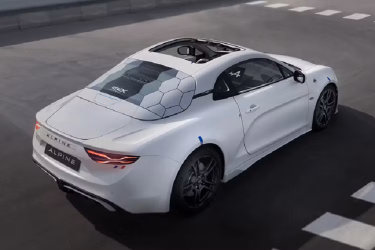 Nội thất của Alpine A110 E-Ternite được tạo điểm nhấn với màn hình giải trí cỡ lớn dạng máy tính bảng, dàn âm thanh 8 loa kèm 1 loa siêu trầm.