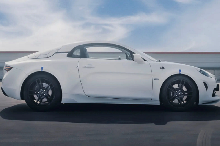 Mẫu xe được ra đời để kỉ niệm 60 năm chiếc xe A110 đầu tiên xuất hiện. Alpine A110 E-Ternite chạy điện sử dụng bộ pin 60 kWh cùng một động cơ điện, các kĩ sư đã phải thay đổi 12 mô-đun pin, đặt 4 mô-đun ở phía trước và 8 ở phía sau.