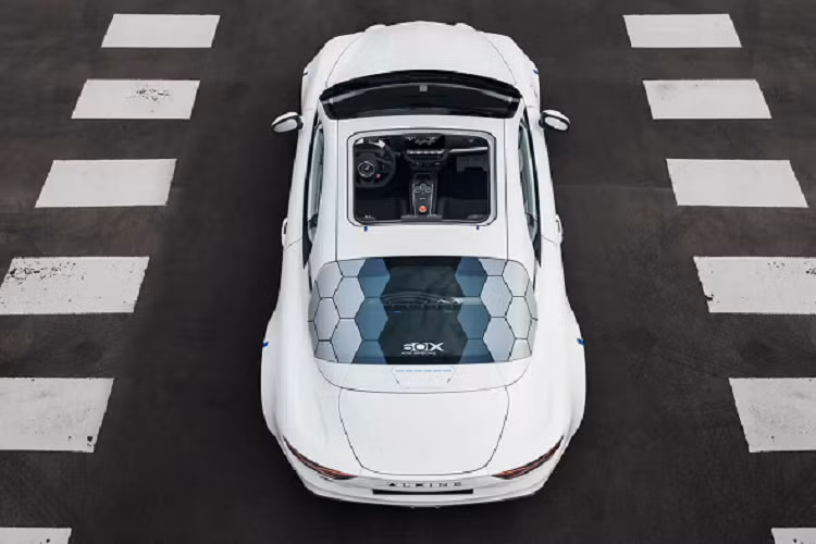 A110 E-Ternite có trọng lượng 1.378 kg, nặng hơn bản chạy xăng 258 kg nhưng nhẹ hơn Porsche 718 Boxster 22 kg