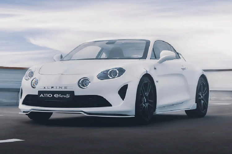 Mui xe làm hoàn toàn bằng sợi carbon, việc bổ sung phần mui mới cùng hệ truyền động điện khiến trọng lượng xe tăng đáng kể.