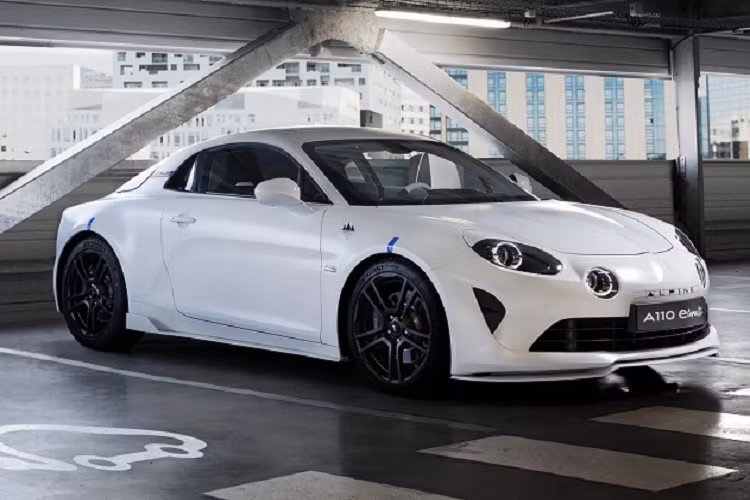 Alpine A110 E-Ternite 2022 mới là mẫu xe thể thao chạy điện thử nghiệm thuộc tập đoàn Renault. Xe mang ngoại hình tương tự phiên bản chạy xăng đã bán ra từ năm 2017.