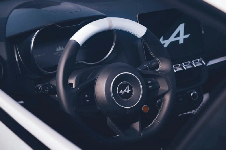 Khách hàng có thể lựa chọn hạt lanh làm vật liệu sử dụng ở mui xe, nắp capo, ghế ngồi, lưới tản nhiệt. Alpine cho biết vật liệu mới có độ cứng như sợi carbon.