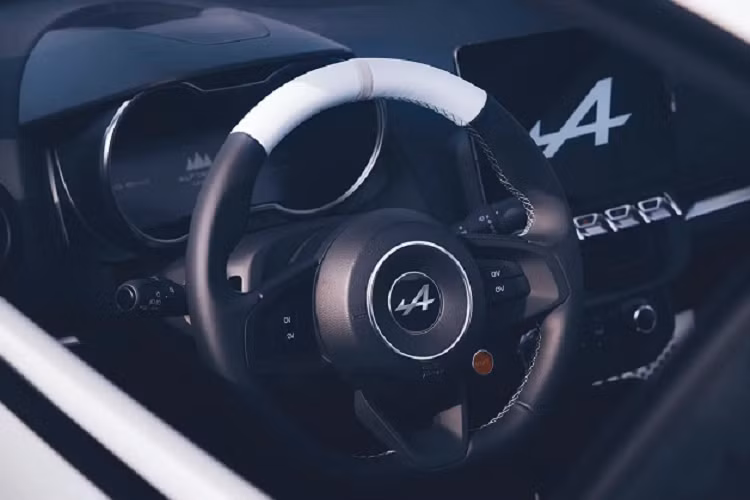 Khách hàng có thể lựa chọn hạt lanh làm vật liệu sử dụng ở mui xe, nắp capo, ghế ngồi, lưới tản nhiệt. Alpine cho biết vật liệu mới có độ cứng như sợi carbon.