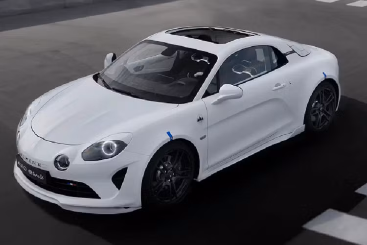 Hệ thống treo được chuyển sang từ phiên bản chạy xăng, Alpine gia cố các tay đòn phía sau. Hãng sử dụng bộ giảm chấn của Ohlins. Lò xo cũng cứng hơn.