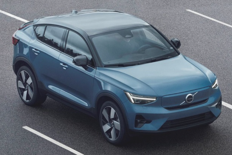 Giá xe Volvo XC40 được nhập khẩu nguyên chiếc từ Trung Quốc niêm yết là 2,59 triệu baht (khoảng 1,82 tỷ đồng) tại thị trường Thái Lan. Theo dự đoán, giá bán Volvo C40 2022 sẽ cao hơn một chút, ở mức 3,2 triệu baht (khoảng 2,25 tỷ đồng).