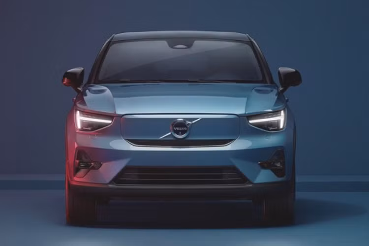 Theo số liệu chính thức của Volvo, C40 chỉ mất 4,7 giây để đạt vận tốc 100 km/h từ trạng thái đứng yên. Cả hai mẫu xe XC40 và C40 đều cùng được phát triển trên nền tảng CMA (Compact Module Architecture) và có cùng tốc độ tối đa giới hạn ở mức 180 km/h.