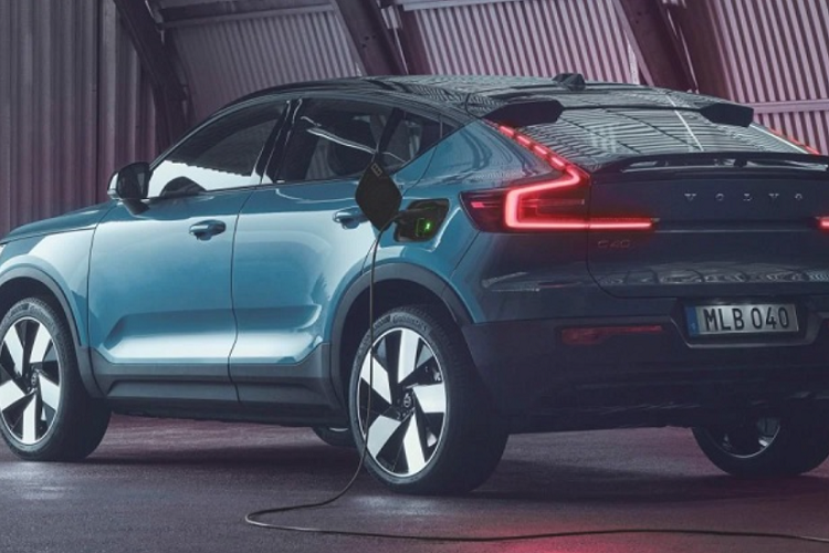Volvo C40 2022 chạy điện được trang bị cổng sạc Type 2 AC, cho thời gian sạc tiêu chuẩn 8 giờ đối với dòng điện ba pha 11 kW. Ngoài ra, khách hàng cũng có thể chi thêm cho hệ thống sạc nhanh DC sử dụng cổng kết nối CCS cho công suất sạc lên đến 150 kW, chỉ cần 40 phút để sạc từ 0 - 80%.