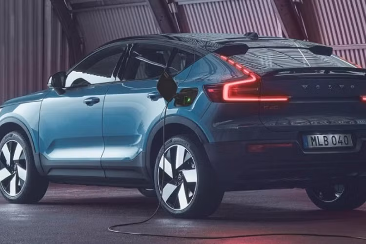 Volvo C40 2022 chạy điện được trang bị cổng sạc Type 2 AC, cho thời gian sạc tiêu chuẩn 8 giờ đối với dòng điện ba pha 11 kW. Ngoài ra, khách hàng cũng có thể chi thêm cho hệ thống sạc nhanh DC sử dụng cổng kết nối CCS cho công suất sạc lên đến 150 kW, chỉ cần 40 phút để sạc từ 0 - 80%.