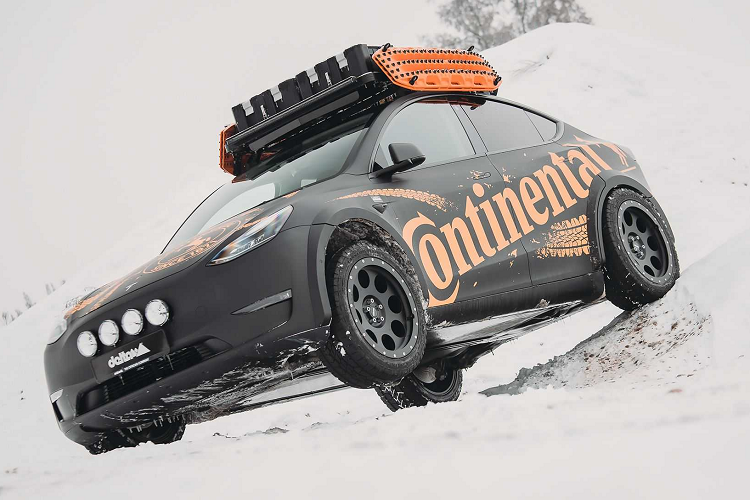 Mẫu xe Tesla Model Y của Delta4x4 có giá nóc để giữ các thiết bị như xẻng, bình nước, bánh xe dự phòng và hộp đựng đồ. Xe cũng được trang bị thêm một thanh đèn ở phía trước mui. Để giúp tăng hiệu quả vận hành trên đường địa hình, Delta4x4 gắn bốn đèn định vị LED PIAA vào cản trước.