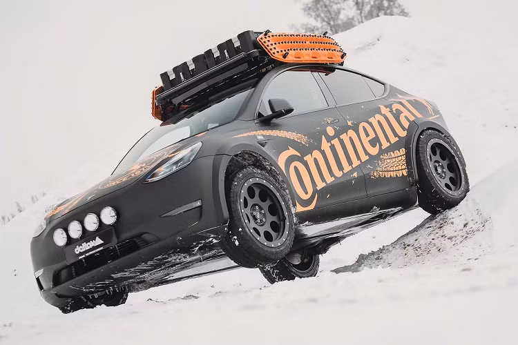 Mẫu xe Tesla Model Y của Delta4x4 có giá nóc để giữ các thiết bị như xẻng, bình nước, bánh xe dự phòng và hộp đựng đồ. Xe cũng được trang bị thêm một thanh đèn ở phía trước mui. Để giúp tăng hiệu quả vận hành trên đường địa hình, Delta4x4 gắn bốn đèn định vị LED PIAA vào cản trước.