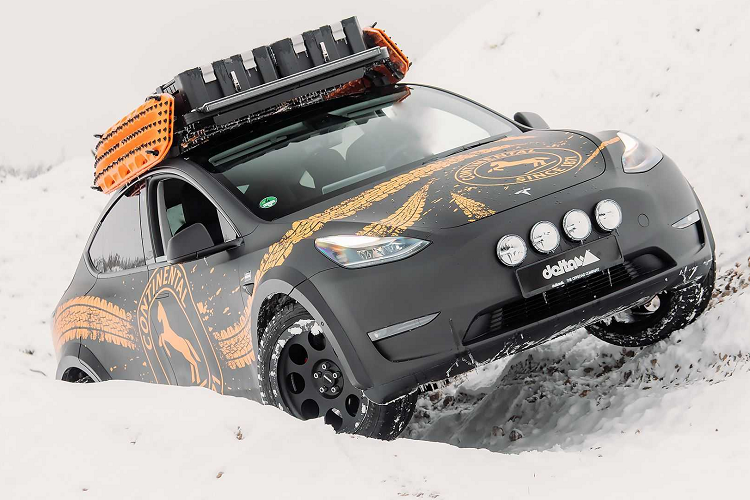 Hãng độ cũng mở rộng trục trước và sau cho xe cũng như bổ sung thêm các tấm chắn bùn 60 mm để phù hợp hơn với bộ lốp xe ATR 265/45R20 Continental Cross Contact. Với hệ thống treo mới cùng bộ lốp địa hình cỡ lớn, mẫu xe Tesla có tổng khoảng sáng gầm xe là 22 cm.