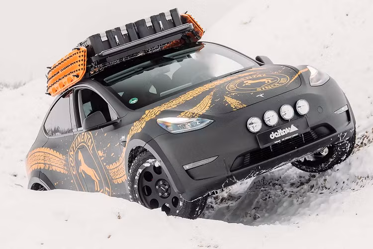 Hãng độ cũng mở rộng trục trước và sau cho xe cũng như bổ sung thêm các tấm chắn bùn 60 mm để phù hợp hơn với bộ lốp xe ATR 265/45R20 Continental Cross Contact. Với hệ thống treo mới cùng bộ lốp địa hình cỡ lớn, mẫu xe Tesla có tổng khoảng sáng gầm xe là 22 cm.