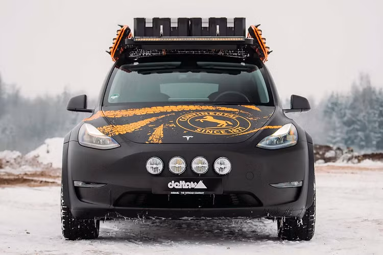 Đối với những người ở Đức quan tâm đến bản dựng này, Delta4x4 tính phí 900 Euro cho việc nâng hệ thống treo. Bộ bánh xe và lốp xe có giá khởi điểm 4.500 Euro, giá nóc là 2.900 Euro và thanh ánh sáng là thêm 900 Euro. Đèn trên cản bao gồm cả giá lắp có giá tổng cộng là 1.800 Euro.