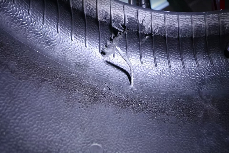 Tuy nhiên, quan sát thì đèn TPMS (Hệ thống giám sát áp suất lốp) đã bật sáng trên bảng điều khiển, điều này có nghĩa là sự cố xảy ra vì lốp bị xẹp. Youtuber sau đó đã tháo chiếc lốp bị xẹp và đem tới gara của người quen để vá lại.