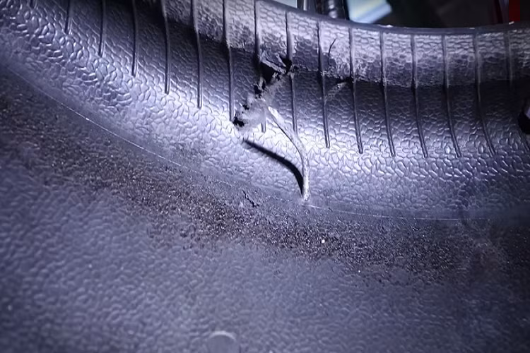 Tuy nhiên, quan sát thì đèn TPMS (Hệ thống giám sát áp suất lốp) đã bật sáng trên bảng điều khiển, điều này có nghĩa là sự cố xảy ra vì lốp bị xẹp. Youtuber sau đó đã tháo chiếc lốp bị xẹp và đem tới gara của người quen để vá lại.